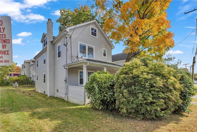 view of side of property featuring a lawn