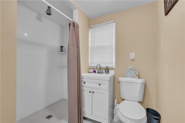 bathroom featuring a shower with shower curtain, vanity, and toilet