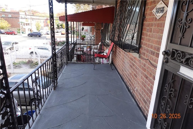 balcony featuring covered porch