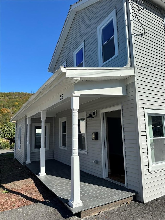 property entrance featuring a porch