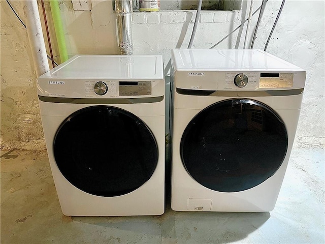 washroom with washing machine and dryer