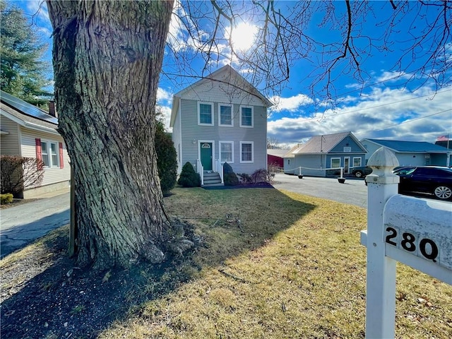 view of front of property featuring a front lawn