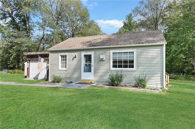 view of front of house featuring a front yard and a garage