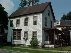 view of front facade featuring a front yard