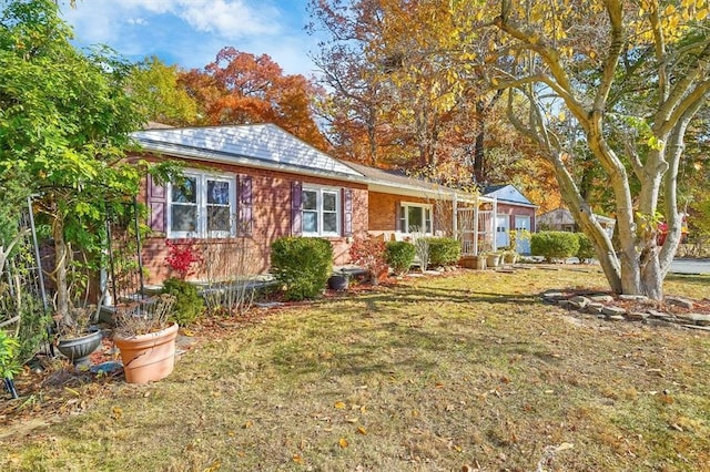 view of front of house featuring a front lawn