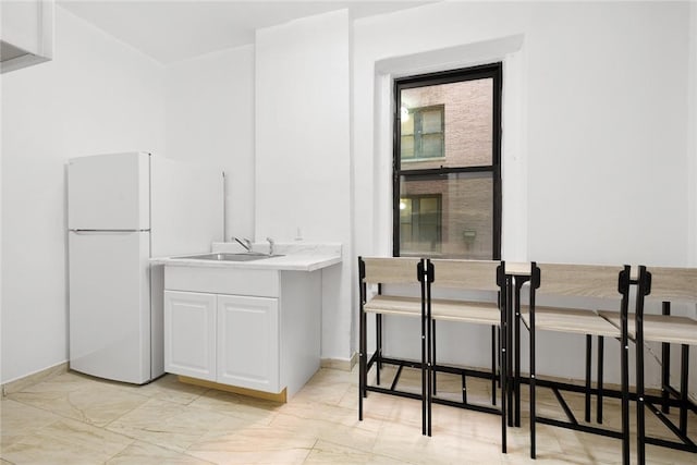 bathroom featuring sink