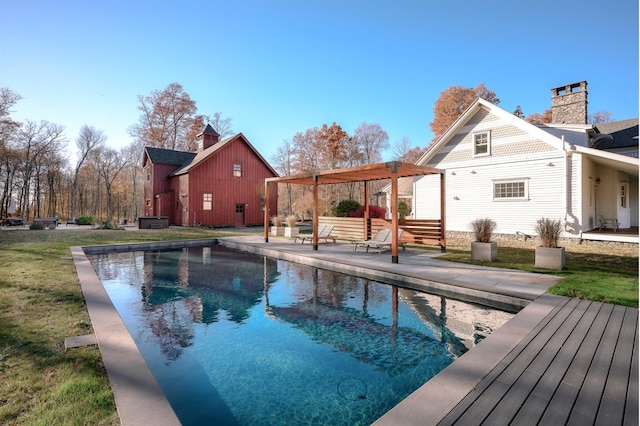 view of pool featuring a yard