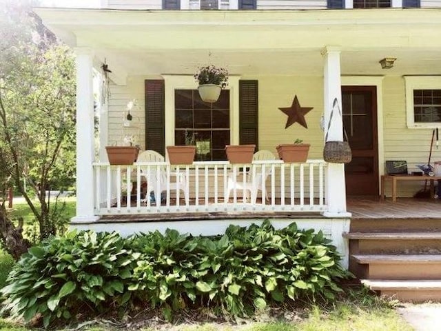 entrance to property featuring a porch