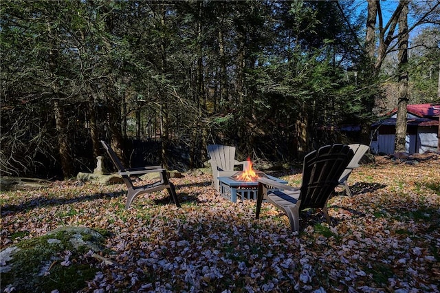 view of yard featuring an outdoor fire pit