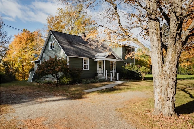 view of front facade with a front lawn