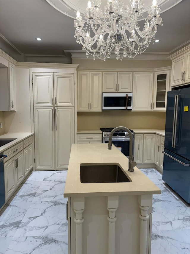 kitchen with black fridge, stainless steel electric stove, decorative light fixtures, an inviting chandelier, and an island with sink