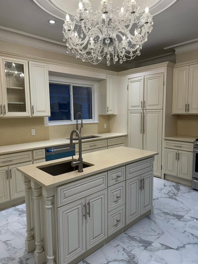 kitchen with sink, a center island with sink, hanging light fixtures, and an inviting chandelier