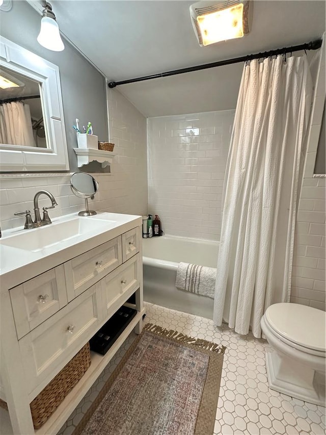 bathroom featuring tasteful backsplash