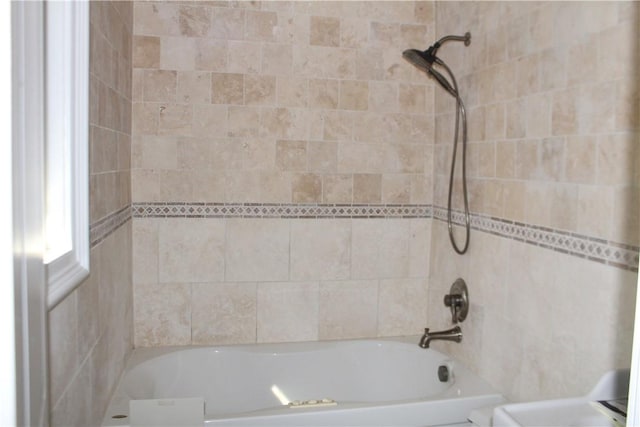 bathroom with tiled shower / bath combo