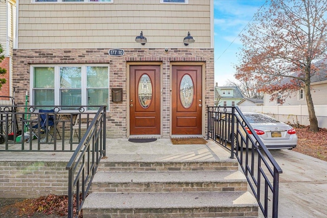 property entrance featuring a porch