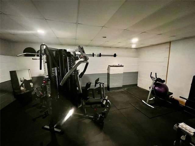 workout room featuring a drop ceiling