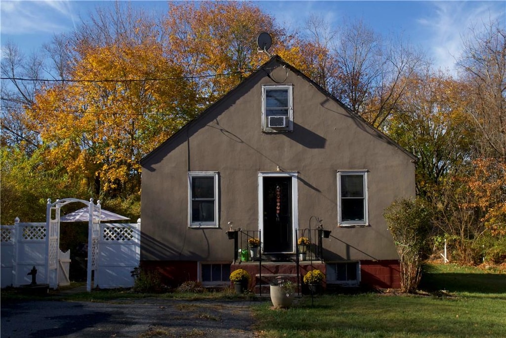 15 Heathcote Rd, Carmel, NY 10512 - rear view of property featuring a yard