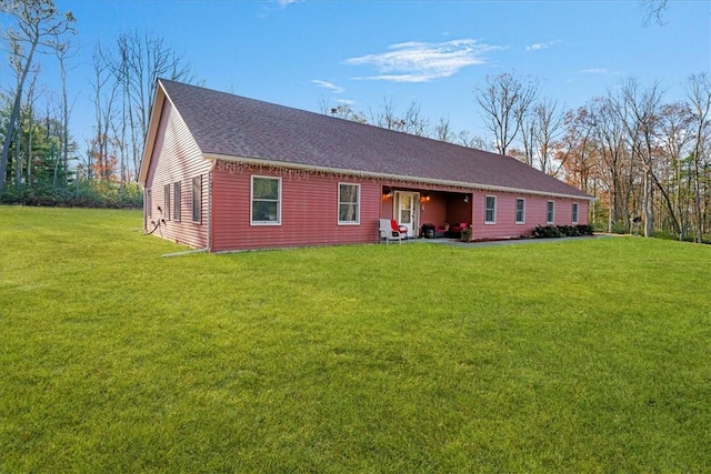 view of front of property featuring a front lawn and roof with shingles