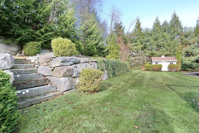 view of yard featuring an outbuilding