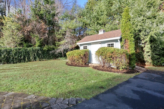 view of yard featuring an outbuilding