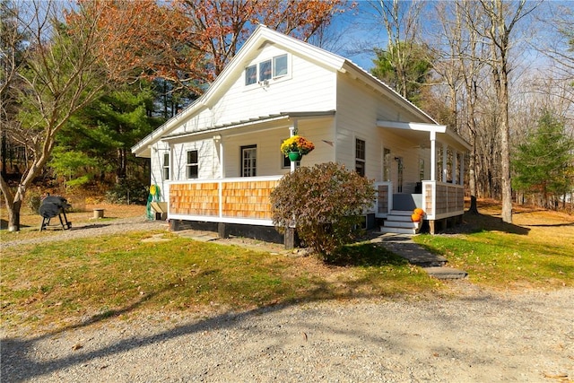 view of front of house featuring covered porch and a front yard