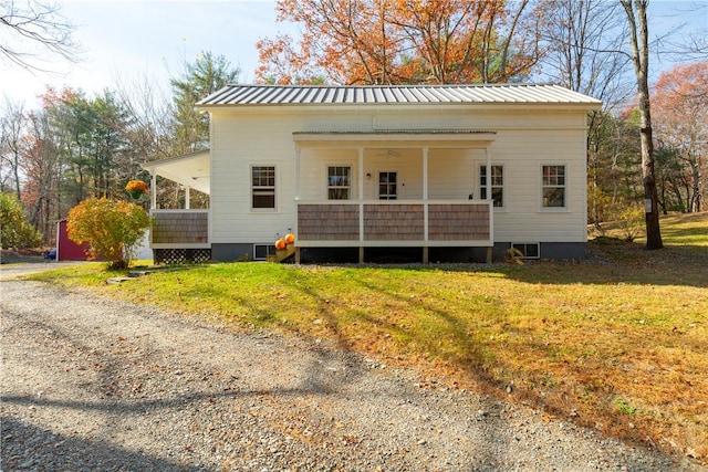 view of front of home featuring a porch and a front yard