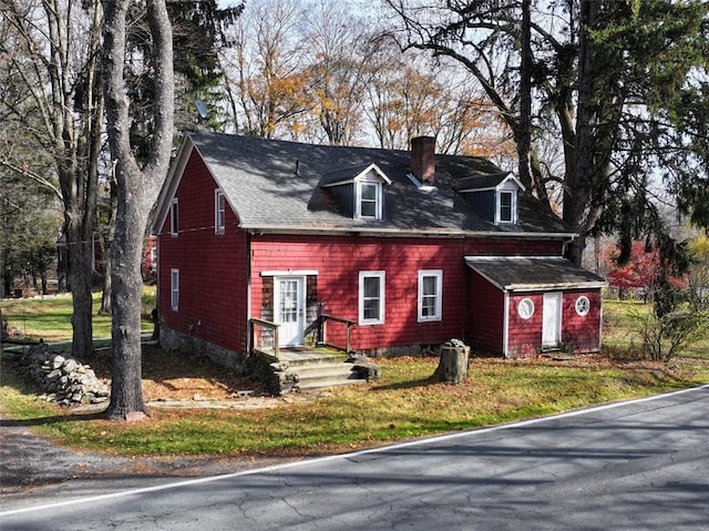 view of front of home with a front lawn