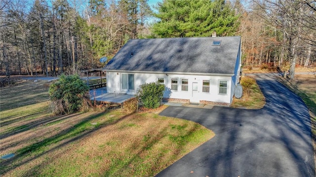 view of front of house featuring a front yard