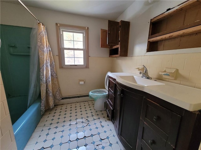 full bathroom with decorative backsplash, vanity, shower / bath combo, and toilet