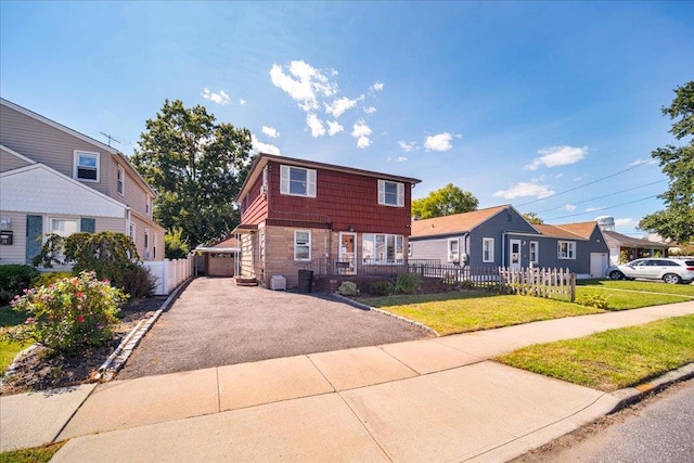 view of front of house featuring a front lawn and a garage