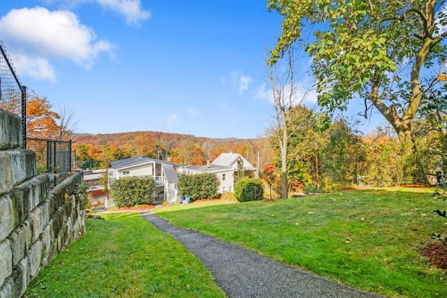 view of yard featuring a mountain view