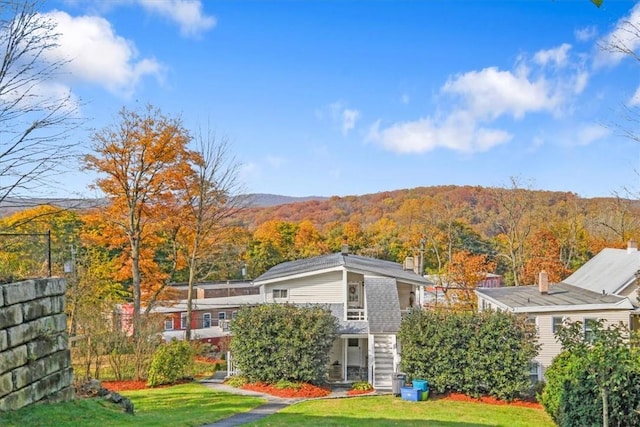 view of yard featuring a mountain view