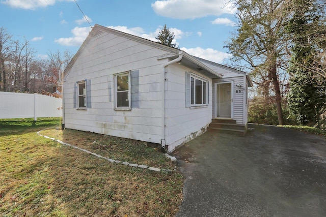 view of front of house with a front yard