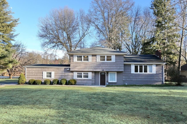 tri-level home featuring a front lawn