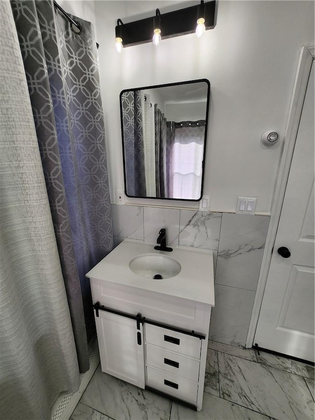 bathroom featuring tile walls