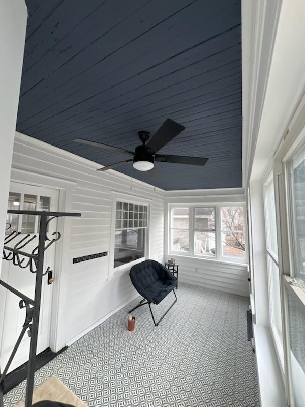 sunroom featuring ceiling fan