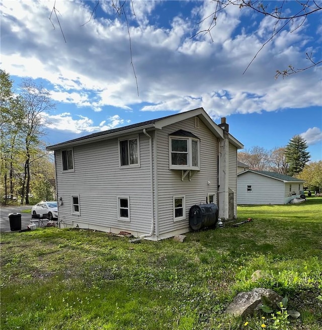 view of side of property featuring a lawn