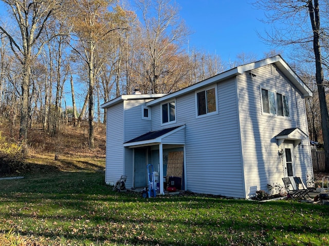 view of front of property featuring a front lawn