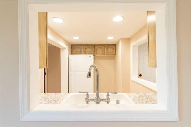 bathroom featuring a sink and recessed lighting