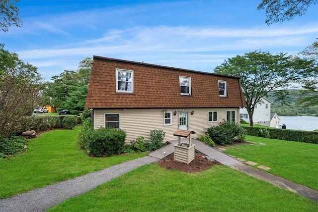 view of front facade featuring a front yard