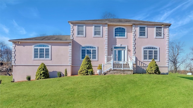 view of front of property featuring a front yard