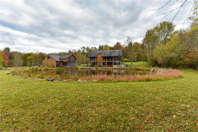 view of yard featuring a water view