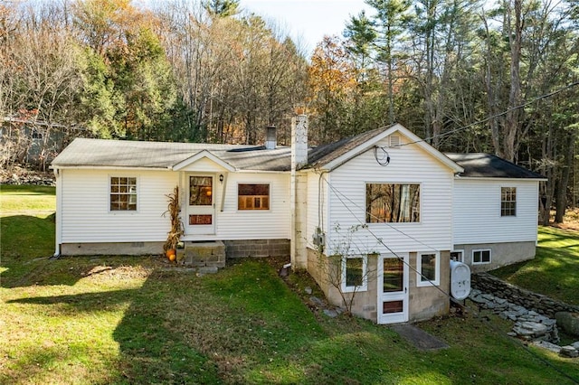 view of front of house featuring a front lawn