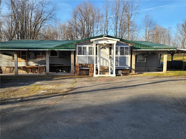 manufactured / mobile home with a sunroom