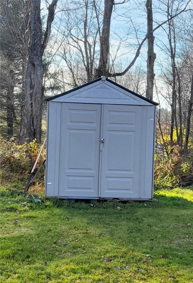 view of outbuilding featuring a yard