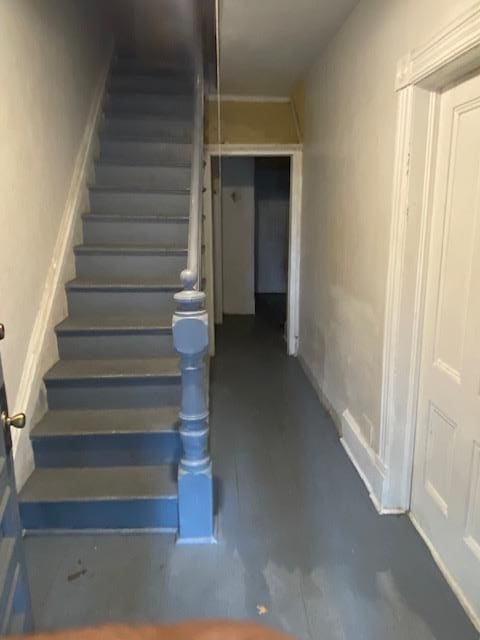 staircase featuring concrete flooring