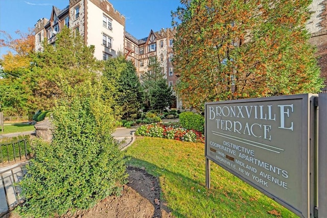 view of community / neighborhood sign