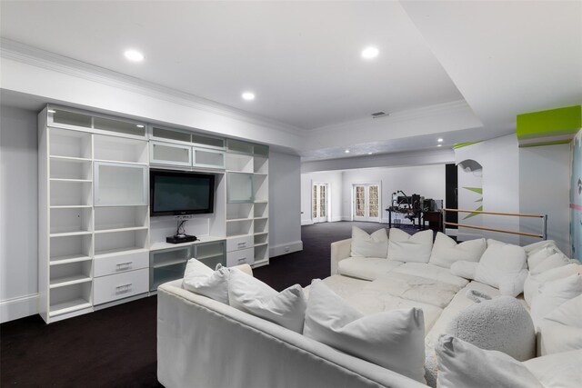 living room with crown molding, a raised ceiling, baseboards, visible vents, and recessed lighting