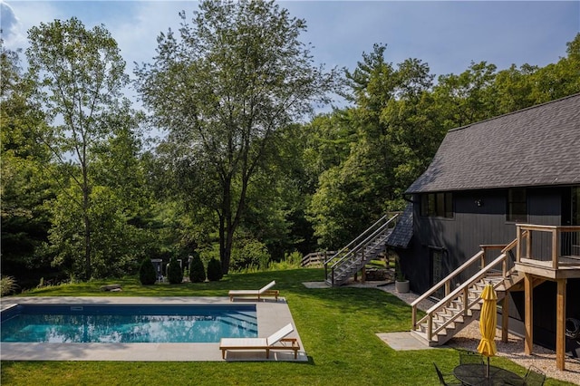 view of swimming pool featuring a lawn