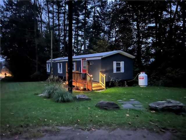 view of front of house featuring a front lawn